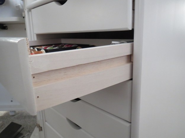 Drawers slide on side tracks